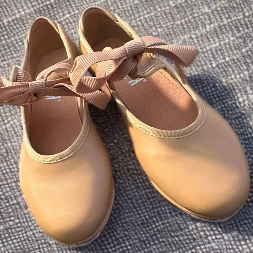 NEW Girl's Annie Tyette Dance Shoe Size Little Girl 8.5 Beige